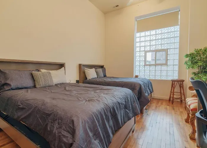Prime Wicker Park Close To Shops & Dining *